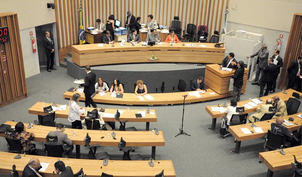 A Câmara Legislativa aprovou, por unanimidade, um projeto de lei que autoriza o Executivo local a securitizar parte da dívida ativa, atualmente calculada em R$ 16 bilhões; a medida é mais um importante mecanismo para incrementar o combalido caixa do Distrito Federal; pela proposta, o governo de Brasília poderá antecipar o recebimento de créditos tributários por meio de operações no mercado financeiro; atualmente, o valor aproximado da carteira de crédito passível de ser securitizada é de R$ 1,2 bilhão