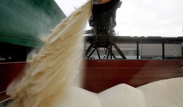 A nova refinaria de açúcar da Etihad na Babilônia, no Iraque, está elevando a produção antes do previsto, mudando boa parte da necessidade de importação do país para açúcar bruto originado no Brasil, fontes do mercado estimam que o Iraque importou pelo menos 300 mil toneladas de açúcar da brasileira Alvean, uma joint venture entre a Cargill e a Copersucar, nos últimos seis meses; refinaria começou a operar este ano e está agora processando cerca de 2 mil toneladas diárias, com um potencial de alcançar 3 mil toneladas diárias