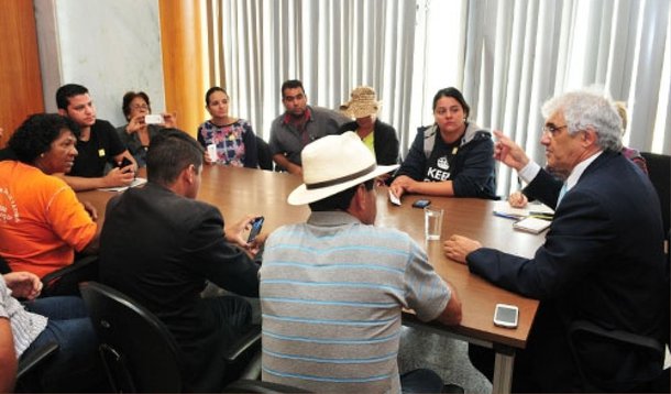 Moradores do Assentamento 26 de Setembro, de Vicente Pires, foram recebidos pelo subsecretário de Movimentos Sociais e Participação Popular, da Secretaria de Relações Institucionais e Sociais, Acilino Ribeiro; eles se queixam de demolições feitas ontem pela Agência de Fiscalização do Distrito Federal (Agefis); após ouvir o grupo, Ribeiro sugeriu um novo encontro para se inteirar do contexto das derrubadas; antes da reunião desta manhã, cerca de 50 pessoas ameaçaram bloquear o Eixo Monumental