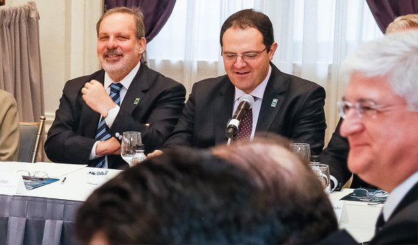 Em conversa com empresários brasileiros nos EUA, onde a presidente Dilma Rousseff cumpriu agenda neste domingo, o ministro do Desenvolvimento, Armando Monteiro, disse que o aumento do comércio exterior é "prioridade irrecusável" para estimular o crescimento econômico no Brasil; "O Brasil vive um período de transição na sua economia e o reequilíbrio fiscal impõe, no curto prazo, uma certa retração da atividade econômica doméstica. É exatamente por isso que o canal do comércio exterior se apresenta como uma prioridade irrecusável"