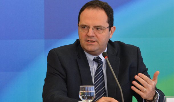 O ministro do Planejamento, Nelson Barbosa, afirmou, nesta segunda (24), que a desaceleração da economia chinesa não deve preocupar os brasileiros; segundo ele, o país "está preparado para enfrentar esse tipo de volatilidade", com ações focadas no controle da inflação e na capacidade de o governo produzir "um resultado primário mais elevado em bases recorrentes"; "Essas são as âncoras da estabilidade. Nós trabalhamos com câmbio flutuante e isso faz com que a taxa de câmbio flutue às vezes excessivamente diante de notícias novas como as de hoje, com a queda bem forte da bolsa chinesa", disse