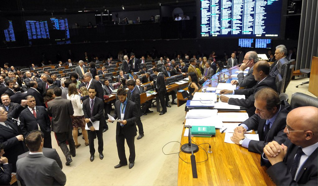 A Câmara dos Deputados aprovou, por 206 votos a 179, emenda à Medida Provisória 672/15 que estende os aumentos do salário mínimo aos demais benefícios da Previdência Social (aposentadorias e pensões) acima desse valor; os deputados já aprovaram o texto-base da MP, que mantém as atuais regras de reajuste do salário mínimo para o período de 2016 a 2019; o reajuste é calculado pela soma da variação da inflação (INPC) e do Produto Interno Bruto (PIB)