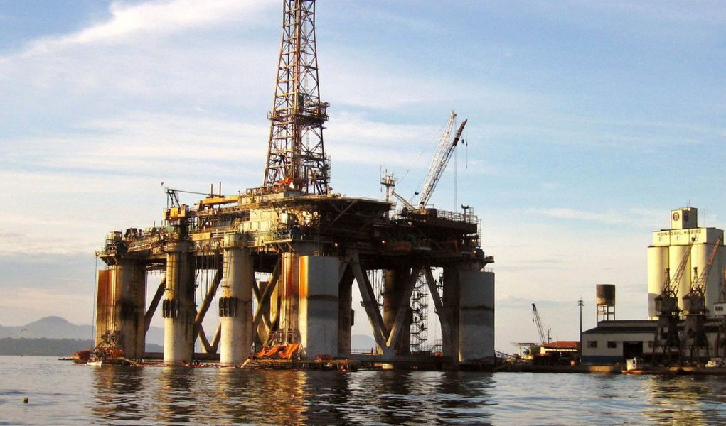 Preços do petróleo nos Estados Unidos caíram nesta sexta-feira 21 abaixo de US$ 40 dólares o barril e o Brent recuou para uma mínima desde 2009, com uma forte queda na atividade industrial da China elevando as preocupações sobre a saúde econômica da nação que mais consome energia no mundo; dados apontando um aumento de duas sondas de petróleo em operação nos EUA, a quinta alta semanal consecutiva, também pressionaram os preços