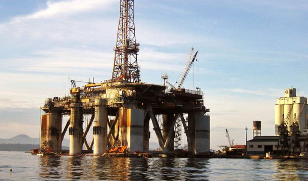 Preços do petróleo nos Estados Unidos caíram nesta sexta-feira 21 abaixo de US$ 40 dólares o barril e o Brent recuou para uma mínima desde 2009, com uma forte queda na atividade industrial da China elevando as preocupações sobre a saúde econômica da nação que mais consome energia no mundo; dados apontando um aumento de duas sondas de petróleo em operação nos EUA, a quinta alta semanal consecutiva, também pressionaram os preços