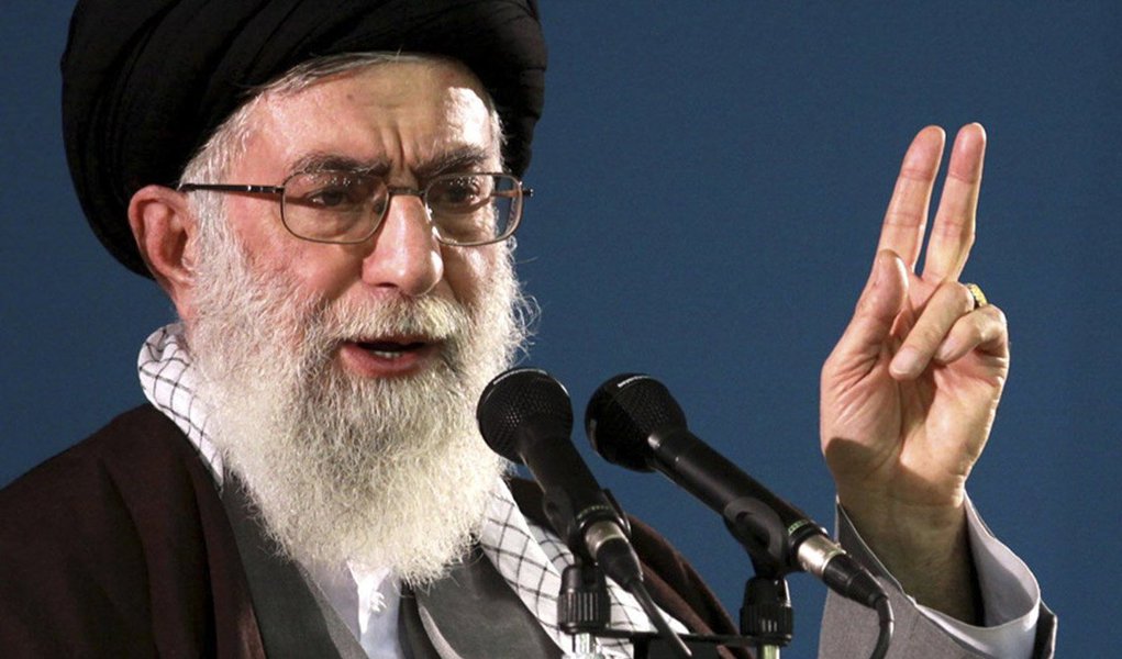 Líder supremo iraniano, o aiatolá preservou seu posicionamento sobre o acordo nuclear do Irã, mas em um pronunciamento veemente prometeu manter a oposição aos Estados Unidos e suas políticas relativas ao Oriente Médio, afirmando que Washington continua a perseguir a "rendição" do Irã; Khamenei, que dá a palavra final em questões de Estado, usou repetidamente a frase "caso seja esse texto aprovado ou não", insinuando que o acordo ainda precisa ganhar uma aprovação definitiva no meio político iraniano, amplamente dividido em facções