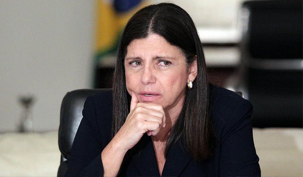 A total falta de transparência nos governos comandados pela Oligarquia Sarney continua rendendo índices desabonadores para o Maranhão, principalmente no que diz respeito à LAI; por conta das constantes sonegações nos últimos quatro anos de mandato da ex-governadora Roseana Sarney, o Estado ficou em anti penúltimo lugar na Escala Brasil Transparente, lançada hoje em Brasília pela Controladoria Geral da União; a CGU lançou a EBT, índice que mede a transparência pública de estados e municípios, na qual o Maranhão aparece com a nota 2,22, a frente apenas dos estados do Amapá e Rio Grande do Norte que obtiveram zero