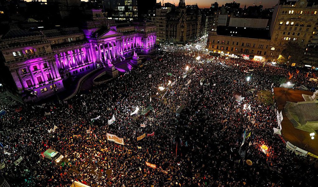 Milhares de argentinos saíram as ruas ontem (3) para protestar contra o feminicídio; na Argentina, uma mulher morre a cada 30 horas vítima de ato de violência praticado por um homem; um dos casos mais recentes é a morte da adolescente Chiara Paez, de 14 anos, assassinada pelo namorado de 16 anos, de quem estava grávida; a polícia encontrou o corpo enterrado no quintal da casa da família do rapaz; o crime chocou um grupo de jornalistas, que decidiu convocar uma manifestação pelas redes sociais