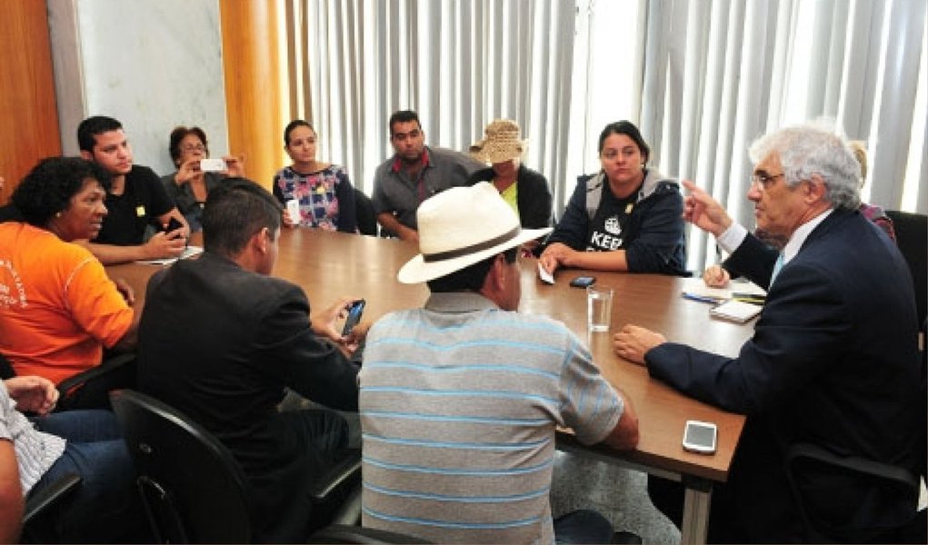 Moradores do Assentamento 26 de Setembro, de Vicente Pires, foram recebidos pelo subsecretário de Movimentos Sociais e Participação Popular, da Secretaria de Relações Institucionais e Sociais, Acilino Ribeiro; eles se queixam de demolições feitas ontem pela Agência de Fiscalização do Distrito Federal (Agefis); após ouvir o grupo, Ribeiro sugeriu um novo encontro para se inteirar do contexto das derrubadas; antes da reunião desta manhã, cerca de 50 pessoas ameaçaram bloquear o Eixo Monumental