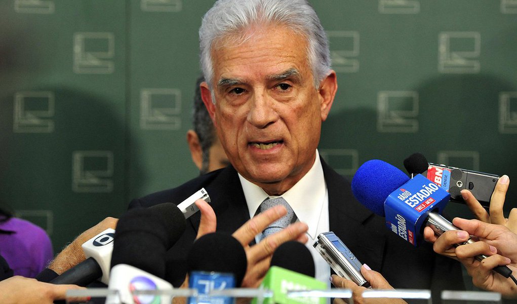 Para o líder do PPS, deputado Rubens Bueno (PR), não é atribuição do Parlamento fazer contratos por PPPs, para a construção de edifícios anexos à Câmara; ele citou decisão do Conselho Nacional de Justiça (CNJ) que impede o Judiciário de fazer parcerias com a iniciativa privada; “Fomos ao Supremo para derrubar esse contrabando em letras garrafais. Essa medida provisória jamais deveria ter recebido uma emenda como esta. Não estamos discutindo aqui construção de shopping, de garagem”