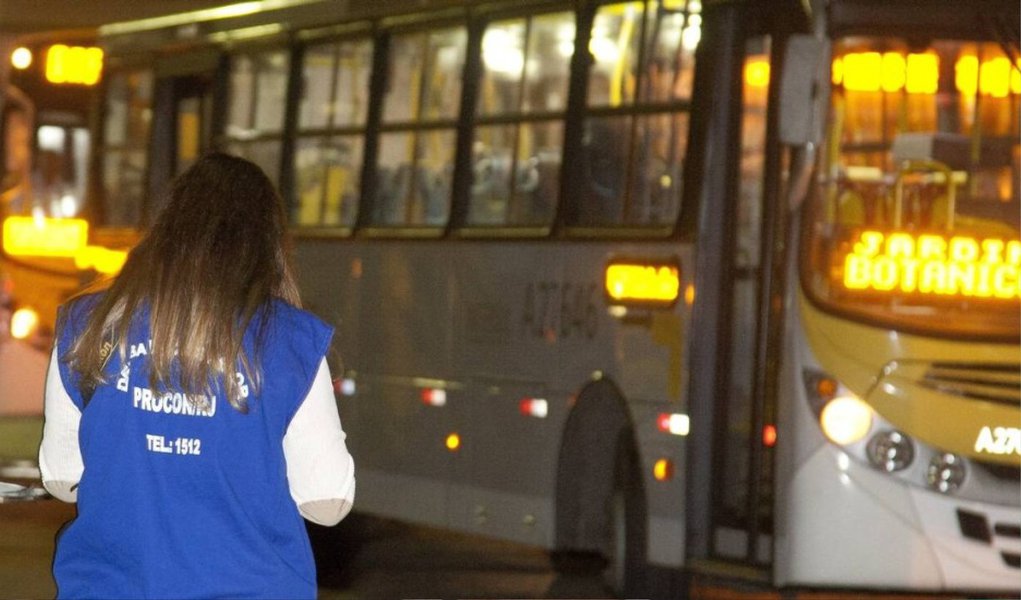 Procon Estadual vistoriou 59 ônibus na garagem da empresa Viação Pégaso, na zona oeste do Rio; ao todo, 57 foram lacrados pelo órgão e só voltarão a circular depois que a empresa fizer os reparos e submeter os veículos à nova perícia; fiscais encontraram ônibus com certificado de licenciamento com data de 2013, janelas e retrovisores quebrados, faróis e luzes de ré queimados, freio quebrado, fiação solta e dedetização vencida, além de outros problemas; veículos sem extintores de incêndio e bancos de portadores de necessidades especiais danificados também foram interditados