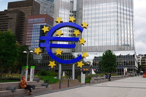 Banco Central Europeu aprovou aumentar a quantia de assistência de liquidez de emergência para os bancos gregos para evitar o colapso do sistema financeiro do país; somente na última semana, poupadores retiraram cerca de 5 bilhões de euros e os bancos temem que a abertura do sistema bancário nesta segunda-feira provoquem novos saques em massa; volume liberado chega a 1,75 bilhão de euros