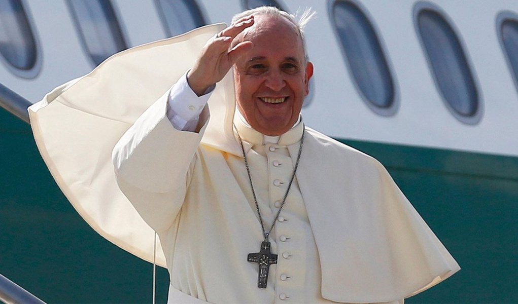 Papa Francisco inicia neste domingo, 5, em Quito, viagem de nove dias a três países da América Latina - o Equador, a Bolívia e o Paraguai, marcados pela desigualdade, a pobreza e a pesada herança de regimes autoritários; até o próximo dia 13, o primeiro papa jesuíta latino-americano cumpre a viagem mais longa desde que foi eleito, em março de 2013; a participação da Igreja Católica no debate democrático, o respeito pela identidade cultural de cada país, a proteção do ambiente e das famílias que sofrem são temas que o papa vai abordar