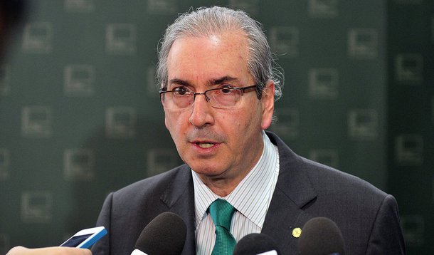 O barulhaço marcado para esta sexta-feira (17) contra o presidente da Câmara, deputado Eduardo Cunha (PMDB-RJ), ganhou mais adesões nas últimas hora; nesta sexta, o peemedebista fará um pronunciamento em cadeia nacional de rádio e TV; durante cinco minutos, a população está sendo convidada a fazer barulho contra impunidade nos 23 processos em que o parlamentar é réu por corrupção; a população também vai criticar manobras de Cunha para colocar em votação a redução da maioridade penal e o financiamento empresarial de campanhas eleitorais