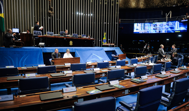 A Comissão Temporária da Reforma Política do Senado aprovou, nesta terça (7), três propostas: duas delas restringem o acesso à propaganda partidária e ao fundo partidário e a terceira trata da realização de novas eleições no caso de perda de mandato em cargos majoritários; as propostas agora seguem em regime de urgência para votação em plenário; "A votação da reforma política é uma atribuição exclusiva do Parlamento. Estamos procurando um entendimento com a Câmara dos Deputados, ouvindo o clamor das ruas e apreciando matérias que possam trazer mudanças substanciais na vida política e partidária do Brasil", disse o presidente da comissão, o senador Jorge Viana (PT)