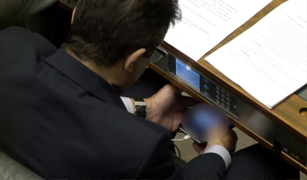 Um deputado federal foi flagrado assistindo a um vídeo pornô no celular durante a sessão de quarta (27) que votou parte da reforma política, segundo informou o SBT; o parlamentar João Rodrigues (PSD-SC) confirmou se tratar dele; enquanto o deputado assistia ao vídeo, outros colegas apareceram para ver do que se tratava; ele disse que recebeu o vídeo em um grupo de WhatsApp e clicou para ver o que era; quando percebeu que era um vídeo de pornografia, cutucou os colegas que estavam ao lado dele para mostrar o que tinha recebido e, em seguida, deletou