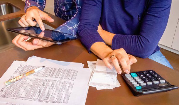  A inadimplência no mercado de crédito brasileiro no segmento de recursos livres chegou a 4,6% em abril, subindo ante o percentual de 4,4%, conforme dados do Banco Central; segundo o BC, o estoque total de crédito no país avançou 0,1 por cento em abril na comparação com março, a 3,061 trilhões de reais