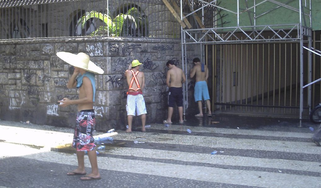 O prefeito do Rio, Eduardo Paes, sancionou uma lei que prevê o aumento do valor da multa para quem urinar na rua; o montante passa de R$ 185 para R$ 510; de acordo com a Secretaria municipal de Ordem Pública, de 1º de janeiro a 13 de agosto, foram aplicadas 1.669 multas a pessoas flagradas por agentes do Programa Lixo Zero; apenas no período do carnaval, foram 1.264 flagrantes, enquanto na folia de 2014 foram 1.151 pessoas multadas