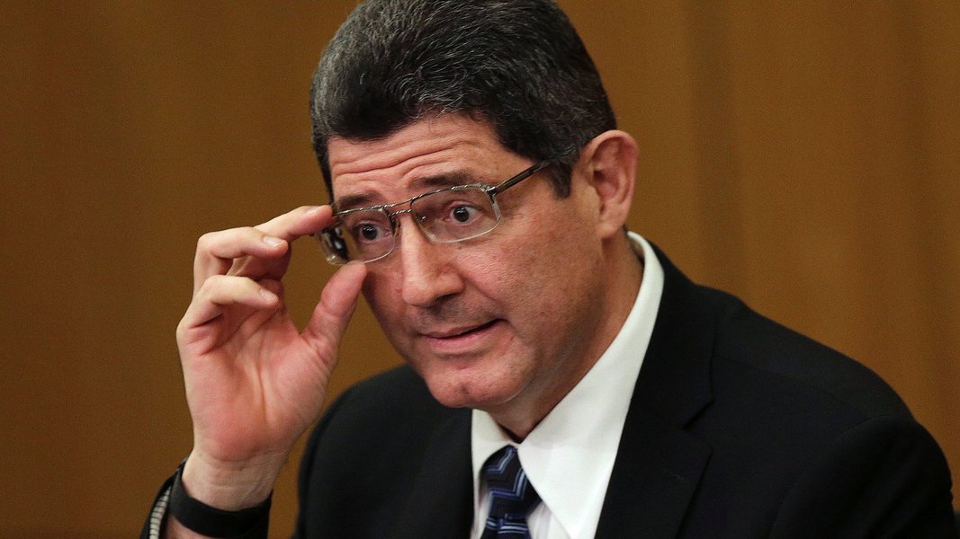 Ontem, ele não estava presente ao anúncio do corte de R$ 69,9 bilhões no orçamento; o motivo oficial era uma gripe, mas o fato é que ele se desentendeu com Nelson Barbosa, ministro do Planejamento; na quarta-feira (20), um grupo composto por 11 senadores da base governista, incluindo os petistas Linfdberg Farias (RJ) e Paulo Paim (RS), assinou um manifesto contra o ajuste fiscal; além disso, o ex-presidente Lula relatou à presidente Dilma os temores do empresariado em relação ao ajuste; saudado pelo mercado financeiro, Levy vive dias difíceis em Brasília; para o senador Aécio Neves (PSDB-MG), que aposta na sua queda, ele é um "estranho no ninho" petista