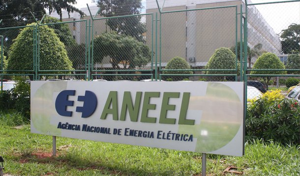 As distribuidoras de energia que descumprirem as metas mínimas de qualidade dos serviços poderão repassar para as tarifas os custos para melhorar o sistema; a possibilidade consta das regras de renovação das concessões para distribuidoras de energia, divulgadas nesta terça (9) pela Agência Nacional de Energia Elétrica; a Aneel também pretende restringir a distribuição de dividendos aos acionistas ao limite mínimo de 25% do lucro, caso a empresa esteja em desequilíbrio econômico-financeiro