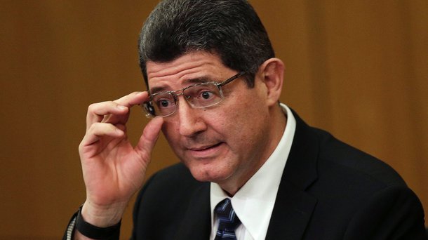 Ontem, ele não estava presente ao anúncio do corte de R$ 69,9 bilhões no orçamento; o motivo oficial era uma gripe, mas o fato é que ele se desentendeu com Nelson Barbosa, ministro do Planejamento; na quarta-feira (20), um grupo composto por 11 senadores da base governista, incluindo os petistas Linfdberg Farias (RJ) e Paulo Paim (RS), assinou um manifesto contra o ajuste fiscal; além disso, o ex-presidente Lula relatou à presidente Dilma os temores do empresariado em relação ao ajuste; saudado pelo mercado financeiro, Levy vive dias difíceis em Brasília; para o senador Aécio Neves (PSDB-MG), que aposta na sua queda, ele é um "estranho no ninho" petista