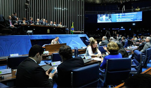 O Senado aprovou nesta terça (19) as indicações de três diplomatas que terão a responsabilidade de comandar representações brasileiras no exterior: Paulo Cesar de Oliveira Campos para a Embaixada do Brasil na França; João Alberto Dourado Quintaes para o Mali; e Cícero Martins Garcia para a Geórgia; já a indicação de Guilherme de Aguiar Patriota para a Organização dos Estados Americanos (OEA) foi rejeitada; "É a primeira vez na história que um diplomata de carreira é rejeitado pelo Senado Federal. Eu acho lamentável", disse Lindbergh Farias (PT), que atribuiu a rejeição a disputas entre partidos; Renan Calheiros falou em "independência" do Senado