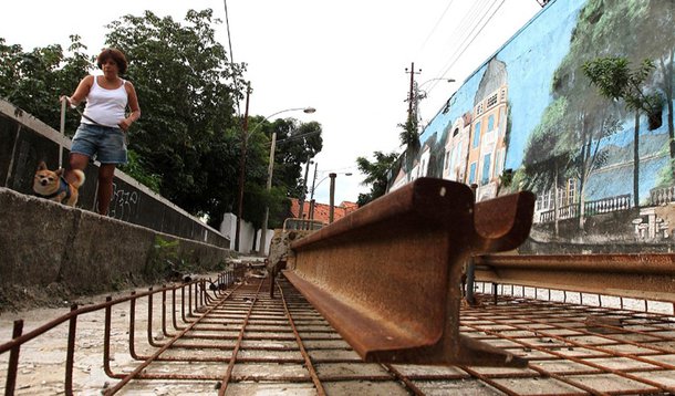 A Secretaria Estadual de Transportes do Rio multou o Consórcio Elmo Azvi, responsável pelas obras do novo sistema do bondinho de Santa Teresa, bairro da região central da cidade; a multa no valor de R$ 450 mil é resultado da constatação de falhas operacionais na execução das obras, após vistoria conjunta da secretaria com o Ministério Público do Trabalho do Rio; o bondinho de Santa Teresa é uma das atrações turísticas do Rio e está parado desde agosto de 2011, quando um acidente com um dos bondes matou seis passageiros e deixou dezenas de feridos