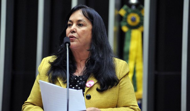 A presidente da Comissão Mista de Orçamento (CMO), senadora Rose de Freitas (PMDB-ES), disse nesta terça (4) que considera inconstitucional a votação das prestações de contas da Presidência da República separadamente pela Câmara e pelo Senado; ela assinalou que a Constituição prevê a votação em sessão conjunta do Congresso Nacional; "Tá errado o procedimento, se a Câmara rejeitar e o Senado aprovar, quem vai decidir?", questionou