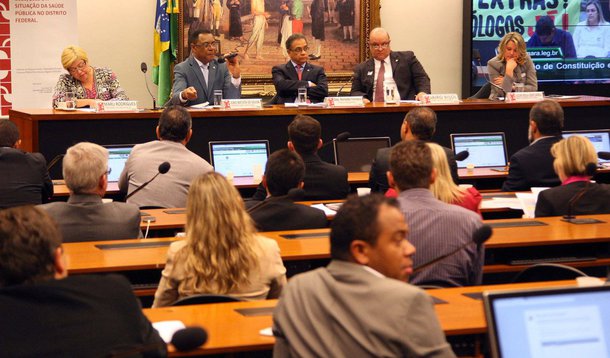Pela segunda vez em dez dias, o secretário de Saúde, João Batista de Sousa, participou de audiência pública para discutir a situação do setor no Distrito Federal; desta vez, o titular da pasta debateu o assunto na Comissão de Constituição e Justiça e de Cidadania da Câmara dos Deputados; promotor Jairo Bisol chamou de "irresponsabilidade ímpar e histórica" a LOA do DF votada no ano passado, que destinou R$ 5,9 bilhões à Saúde, montante insuficiente para arcar com as despesas; sindicatos também reclamaram da situação na área da Saúde