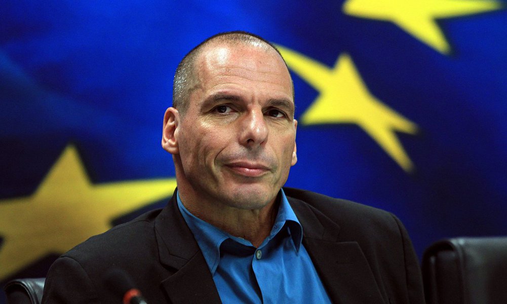 De acordo com o ministro das Finanças da Grécia, Yanis Varoufakis, o governo grego vai avaliar neste domingo a adoção de controles de capital e o fechamento dos bancos do país na segunda-feira; autoridades vão pesar ambas as decisões durante a noite, disse ele à BBC Radio