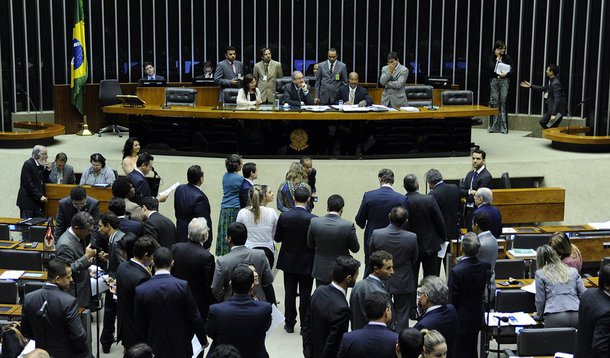 O Plenário da Câmara dos Deputados aprovou, em votação simbólica, um projeto do Executivo, que assegura, em lei, a exigência de nível superior para os seis cargos da carreira de Polícia Civil do Distrito Federal (DF): perito criminal, perito médico-legista, agente de polícia de custódia, escrivão de polícia, papiloscopista policial e agente penitenciário