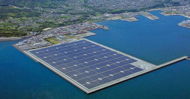 A empresa japonesa Mitsubishi Electric vai construir em Fukuoka (no Sul do Japão) o maior sistema de armazenamento de energia solar do mundo, com capacidade de 50 mil kilowatts; projeto, encomendado pela companhia elétrica japonesa Kyushu Electric Power e que conta com financiamento estatal, consistirá em uma rede de baterias, que ocupará extensão de 14 mil metros quadrados na localidade de Buzen e será capaz de fornecer eletricidade a 30 mil habitações
