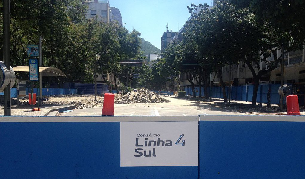 O Consórcio Linha 4 Sul, responsável pelas obras da Linha 4 do Metrô entre Ipanema e Gávea, concluiu o serviço de tratamento de solo na região do Alto Leblon; desta forma, o canteiro de obras instalado na Rua Igarapava, no trecho entre a Rua Aperana e a Avenida Visconde de Albuquerque, será desmobilizado e retirado, liberando parte do trânsito na região, a partir desta terça-feira, dia 16/06/15; o local será devolvido totalmente reurbanizado e com nova sinalização