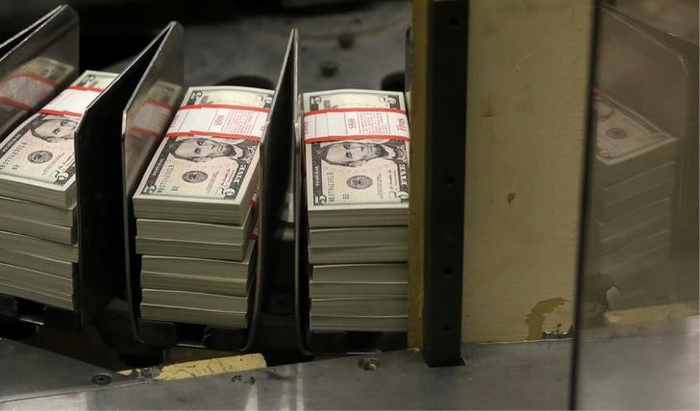 Órgão antitruste brasileiro investigará 15 bancos estrangeiros e 30 pessoas por suposto cartel de manipulação de taxas de câmbio envolvendo o real e moedas estrangeiras, seguindo a processos similares abertos em outras jurisdições como Estados Unidos, Reino Unido e Suíça; estão envolvidos os bancos Barclays, Citigroup, Credit Suisse, Deutsche Bank, HSBC, JPMorgan, Bank of America Merrill Lynch, Morgan Stanley e UBS