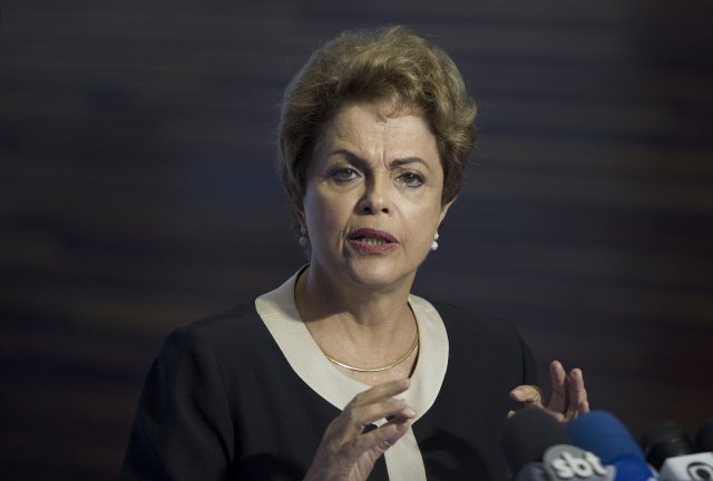 Manda a mídia, manda o juiz Sergio Moro, manda o procurador Fernando Lima, manda a Policia Federal, manda o deputado Eduardo Cunha, manda o senador Renan Calheiros. Quem menos manda é a presidenta Dilma