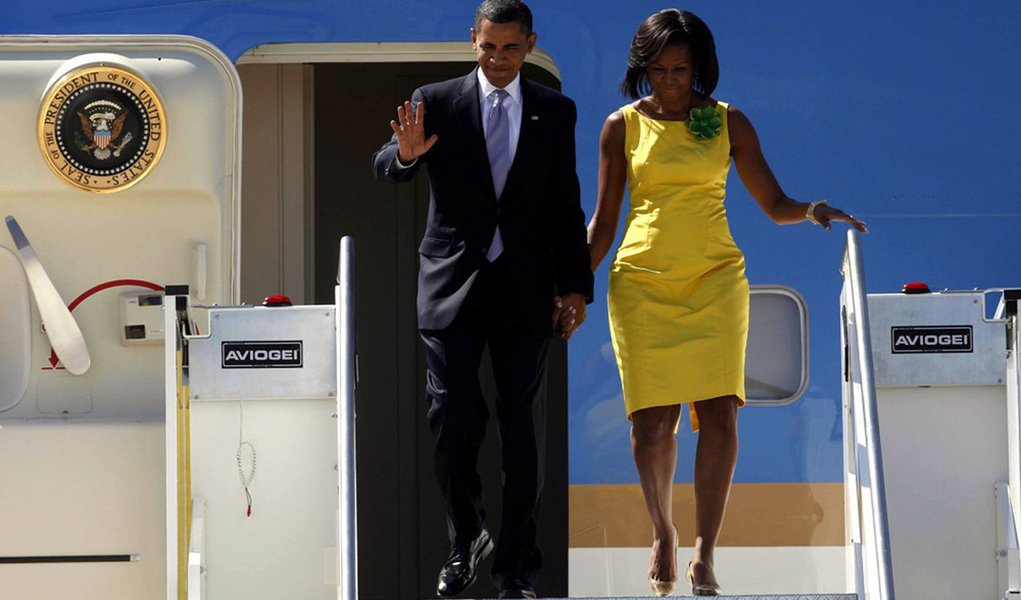 Presidente dos Estados Unidos, Barack Obama, chega à Nairóbi, no Quênia, para uma visita oficial; segundo a Casa Branca, os objetivos da visita são aprofundar as relações econômicas, fortalecer a segurança dos Estados Unidos e ampliar o apoio do governo queniano na região contra grupos radicais islâmicos na regiã; viagem também tem valor emocional para Obama, porque o Quênia é a terra natal do pai do presidente