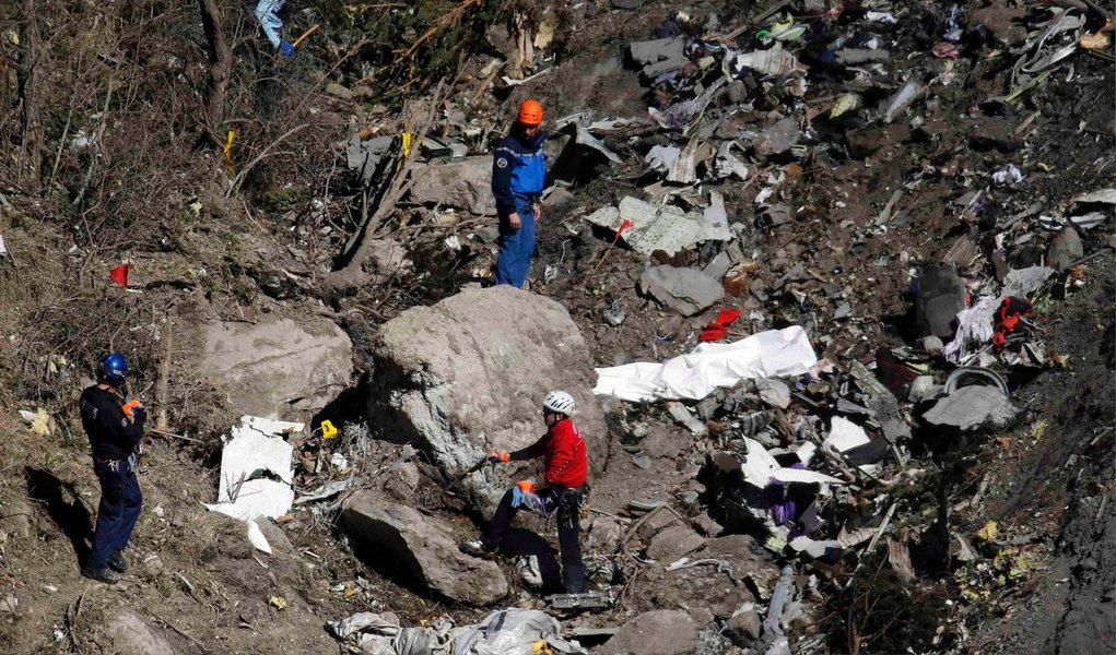 Os corpos das vítimas do acidente da Germanwings no sul da França em março foram identificados e podem ser enviados para suas famílias, disse a procuradoria de Marselha em nota nesta terça-feira, 19; "Os 150 certificados de óbito foram assinados, assim como as permissões para enterro", informou o órgão em comunicado; a procuradoria disse que autoridades da empresa aérea alemã Lufthansa receberam documentos em diversas línguas que permitirão a repatriação dos corpos