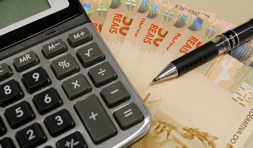Provocada pela contração da economia, a redução da meta de superávit primário deste ano para 0,15% do PIB provocou turbulência no mercado financeiro; o dólar fechou a semana na maior cotação em 12 anos em meio a temores de que o governo não consiga estabilizar as contas públicas; segundo economistas ouvidos pela Agência Brasil, apenas a capacidade de reação da economia brasileira, com a queda da inflação e a retomada gradual do crescimento, determinará se o governo conseguirá ampliar o esforço fiscal nos próximos anos até que o superávit volte a 2% do PIB em 2018