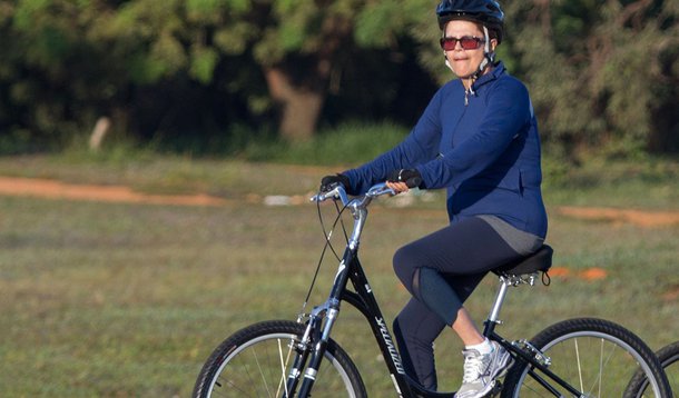 Ao que parece a presidente Dilma Rousseff tomou gosto pelas atividades físicas e, mais uma vez, voltou a pedalar na área externa do Palácio Alvorada; eram 6h56 de hoje (5) quando ela iniciou o seu passeio de bicicleta; o percurso foi de 5,2 quilômetros