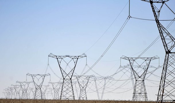 Governo Federal publicou decreto que garante a possibilidade de renovação das concessões das empresas de distribuição de energia elétrica no Brasil; Renovação por mais 30 anos, contudo, está condicionada a uma série de itens como eficiência e qualidade do serviço, gestão econômica e financeira, modicidade tarifária, dentre outros pontos; Somente em julho, 35 contratos de distribuição em todo o território nacional devem ser encerrados; Outros três contratos deverão vencer entre 2016 e 2017