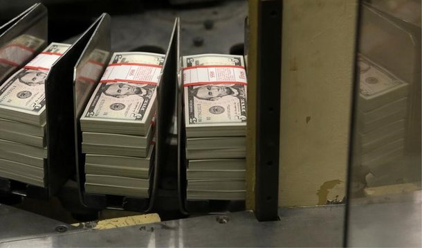 Órgão antitruste brasileiro investigará 15 bancos estrangeiros e 30 pessoas por suposto cartel de manipulação de taxas de câmbio envolvendo o real e moedas estrangeiras, seguindo a processos similares abertos em outras jurisdições como Estados Unidos, Reino Unido e Suíça; estão envolvidos os bancos Barclays, Citigroup, Credit Suisse, Deutsche Bank, HSBC, JPMorgan, Bank of America Merrill Lynch, Morgan Stanley e UBS