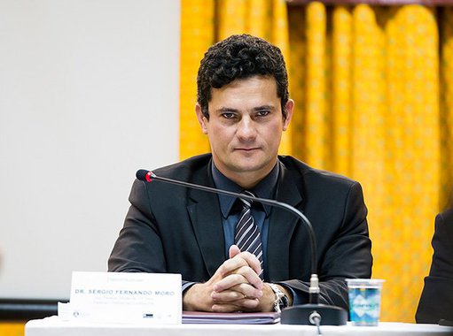 Como o juiz Moro e seu time jogam solto, sem qualquer marcação e com a cobertura da grande mídia, a Direita está se sentindo forte para, impunemente, tramar a derrubada do governo, disseminar o ódio e até fazer ameaças de morte