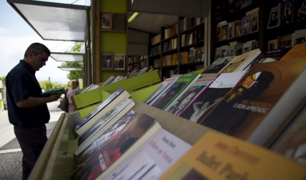 As vendas de livros no Brasil encerraram o primeiro semestre de 2015 com um aumento de 6,9% no faturamento, em comparação com o mesmo período de 2014; preço dos livros ficou 1,6% mais barato no primeiro semestre deste ano, com uma média de R$ 37,97 a unidade, contra R$ 38,58 em 2014;  dados também apontam desaceleração do crescimento das vendas de livros em junho, que subiram 8,2% em comparação com o mesmo mês do ano passado; em maio, o aumento do faturamento foi 21% em relação a 2014