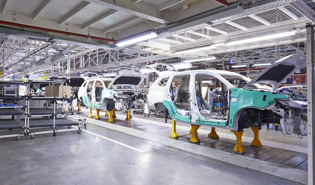 Entre as ações que serão anunciadas nesta quinta-feira pelo governo constam melhores condições para exportações de veículos, para ajudar o setor automotivo a reduzir os estoques nos pátios das montadoras; antes do anúncio, ministros da área econômica e representantes dos bancos públicos e do setor automotivo vão se reunir no Palácio do Planalto para negociar os termos finais das medidas