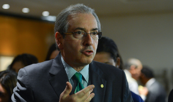 Presidente da Câmara, Eduardo Cunha (PMDB-RJ), avisou nesta quinta-feira, 16, que a Casa não vai aprovar o projeto de lei que trata da repatriação de recursos no exterior analisado pelo Senado; medida considerada importante pelo governo para aumentar a arrecadação é de autoria do senador Randolfe Rodrigues (PSOL), chamado por Cunha de "laranja"; "O governo está terceirizando o projeto legislativo, está usando senador de laranja para projeto. Aí já é um absurdo", disse