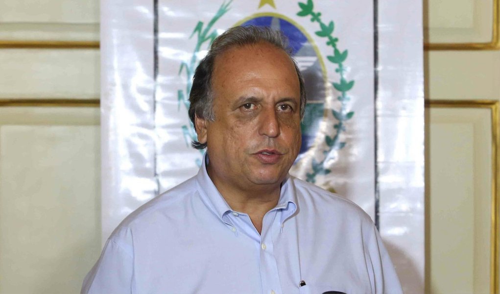 O governador do Rio de Janeiro, Luiz Fernando Pezão, defendeu a provação pelo Congresso Nacional de uma lei que proíba o porte de armas brancas, como fez a Assembleia Legislativa do Rio de Janeiro. O projeto aguarda sanção do governador, que declarou ter intenção de aprová-lo; "Em princípio, não vejo problema nenhum [no projeto]. Agradeço muito à Assembleia Legislativa e espero que o Congresso Nacional tome a mesma posição", disse Pezão, que considerou a ausência de tal lei "uma falha"