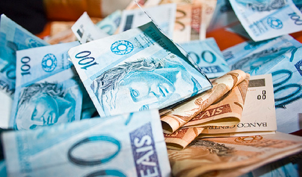 O governo federal arrecadou R$ 97,09 bilhões em impostos e contribuições em junho; segundo a Receita Federal, valor apresenta queda real de 2,44% sobre igual mês do ano passado; arrecadação no período acumulado do primeiro semestre somou R$ 607,21 bilhões, recuo de 2,87% sobre os primeiros seis meses de 2014