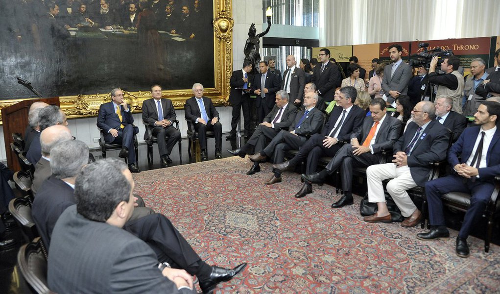 Sob protestos de um grupo de parlamentares e de entidades da sociedade civil, tomou posse nesta quarta-feira (15) o Conselho de Comunicação Social (CCS). O colegiado, que está sem atividade desde agosto do ano passado, quando terminou o mandato da última gestão, é um órgão consultor do Congresso para assuntos de liberdade de expressão, radiodifusão, imprensa escrita e telecomunicações