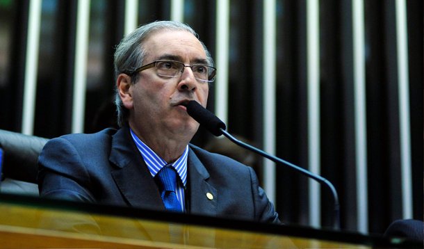 O presidente da Câmara, deputado Eduardo Cunha (PMDB-RJ), disse nesta quinta (14) que o governo precisa buscar uma alternativa ao fator previdenciário; “Acho que o fator é um tema que a Casa vem tentando enfrentar há muito tempo”; ele lembrou que o Congresso discutiu e aprovou o fim do fator previdenciário em 2009, quando o então presidente Luiz Inácio Lula da Silva vetou a medida; “Se o veto tivesse sido apreciado, teria sido derrubado. Da mesma forma agora. Se vetar, acho pouco provável que o Congresso mantenha o veto. É preciso que se busque uma alternativa”, esclareceu