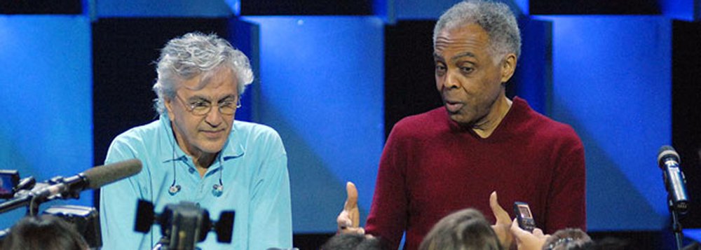 Ambos presos pela ditadura em 1968, cantores dizem ter se revoltado com grupos que defendiam a volta das Forças Armadas e uma "intervenção militar já" em manifestações contra o governo Dilma: 'Isso para mim é ofensivo. É ofensivo à minha sensibilidade e à minha inteligência. Mas é sintoma. Há uma questão no mundo com isso mesmo, o renascimento de forças nitidamente reacionárias", diz Caetano; segundo ele, o sintoma se apresenta também no Congresso: "Não me sinto bem com o que está acontecendo ali"