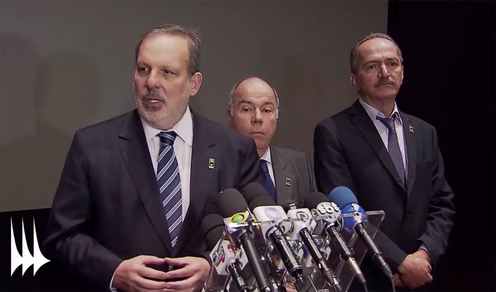 Os ministros das Relações Exteriores, Mauro Viera, do Desenvolvimento, Armando Monteiro, e da Ciência e Tecnologia, Aldo Rebelo, definiram como bastante produtivo o encontro entre a presidente Dilma Rousseff, ministros e empresários brasileiros que investem nos Estados Unidos, neste domingo; em coletiva, eles afirmaram que a reunião deverá manter estreita a relação entre o governo e o setor produtivo e ressaltaram que é possível ampliar muito essa corrente de comércio